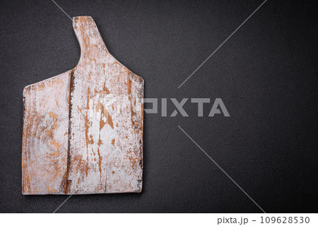 Empty wooden cutting board for preparing ingredients for preparing a delicious dish 109628530