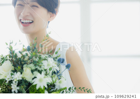 花束を持つ女性 109629241