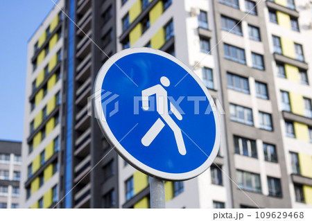 Pedestrian zone road sign on background of tall building 109629468