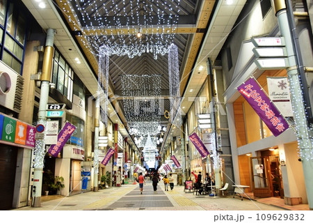 鹿児島市　天文館アーケードの街並み（千石天神縁起市） 109629832