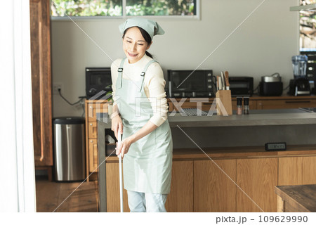 床掃除するエプロン姿の女性 109629990