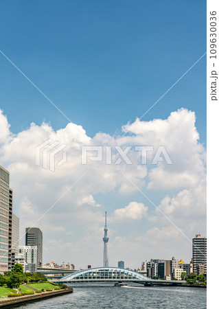 【東京都】隅田川沿いの都市風景 109630036