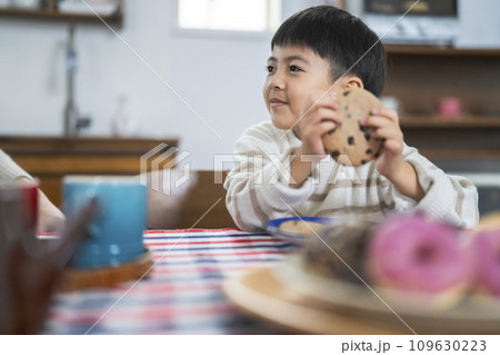 クッキーを持った男の子　おやつタイムイメージ 109630223