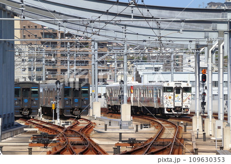 長崎駅を出発する長崎本線キハ47（Choo Choo 西九州 TRAIN） 109630353