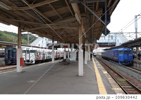 江北駅に停車中の様々な車両 109630442