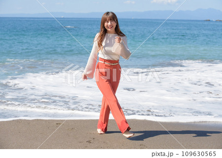 砂浜を素足で歩く女性 砂浜を素足で歩く女性 109630565