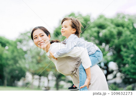 おんぶをするお母さんと子ども　 109632273