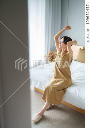 シンプルモダンなベッドルーム 109632457