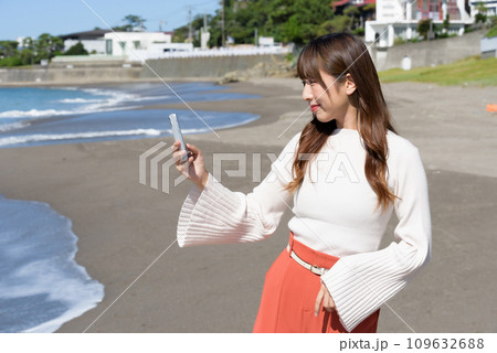 海をスマホで撮影する女性 海をスマホで撮影する女性 109632688