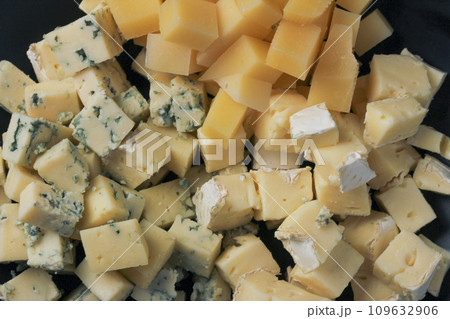Assorted cubed cheese 109632906