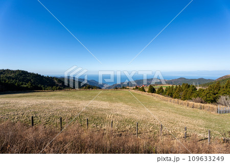 晩秋の西天城高原から望む駿河湾 静岡県 伊豆市 晩秋の西天城高原から望む駿河湾 静岡県 伊豆市 109633249