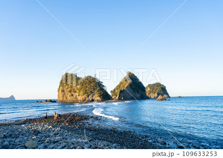 朝日を浴びる堂ヶ島・三四郎島 静岡県 西伊豆町 朝日を浴びる堂ヶ島・三四郎島 静岡県 西伊豆町 109633253