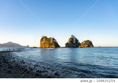 朝日を浴びる堂ヶ島・三四郎島 静岡県 西伊豆町 109633254