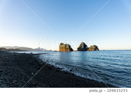 朝日を浴びる堂ヶ島・三四郎島 静岡県 西伊豆町 109633255
