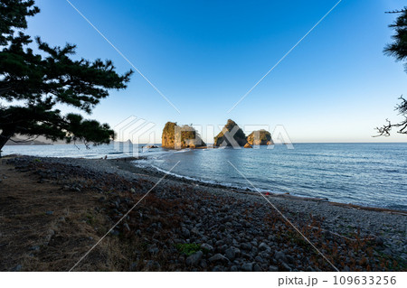 朝日を浴びる堂ヶ島・三四郎島 静岡県 西伊豆町 109633256
