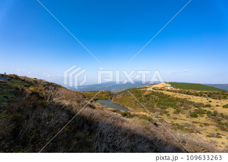 玄岳駐車場から見る晩秋の伊豆スカイラインと富士山 静岡県 函南町 玄岳駐車場から見る晩秋の伊豆スカイラインと富士山 静岡県 函南町 109633263
