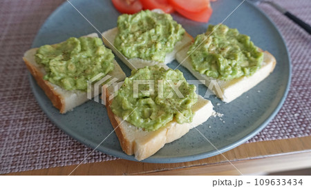 アボカドのせパン 109633434