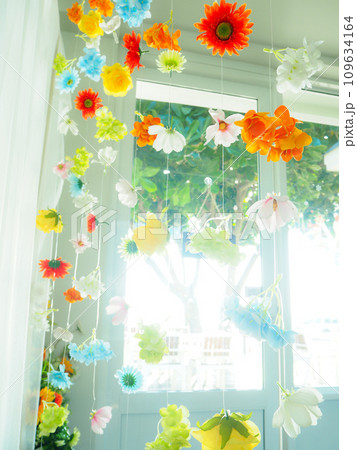 The blinds let in light from behind. The blinds let in light from behind. 109634164