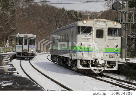 函館本線仁山駅ですれ違うキハ150とキハ40 109634809