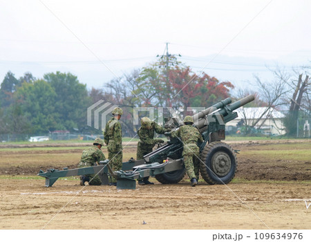 空包射撃する陸上自衛隊の榴弾砲 109634976