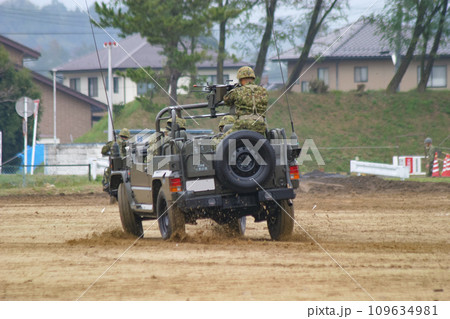 訓練展示を行う陸上自衛隊の小型トラック 109634981
