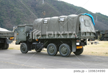訓練展示から撤収する陸上自衛隊の大型トラック 訓練展示から撤収する陸上自衛隊の大型トラック 109634990