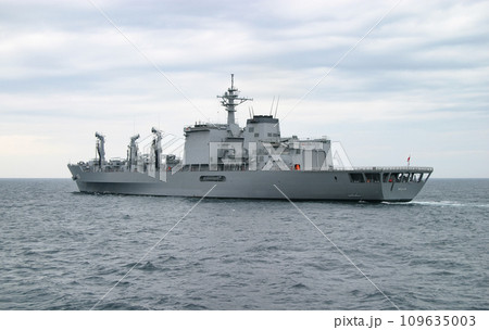 航行する海上自衛隊の補給艦 109635003