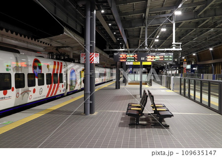 武雄温泉駅に停車中の特急リレーかもめ号（885系佐世保線ラッピングトレイン） 109635147