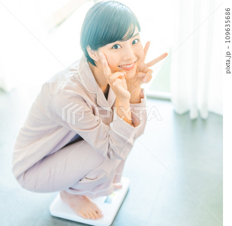 体重を計る20代の女性 体重を計る20代の女性 109635686