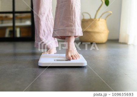 体重を計る20代の女性 109635693