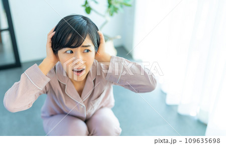 体重を計る20代の女性 109635698