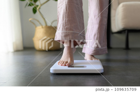 体重を計る20代の女性 109635709
