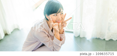 体重を計る20代の女性 109635715