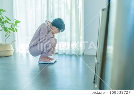 体重を計る20代の女性 体重を計る20代の女性 109635727