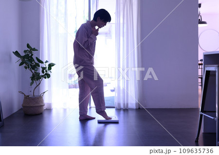 体重を計る20代の女性 体重を計る20代の女性 109635736