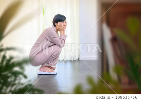 体重を計る20代の女性 109635756