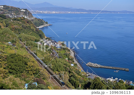 東海道本線　根府川ー真鶴　JR東日本　E001系（尾久）　四季島 109636113