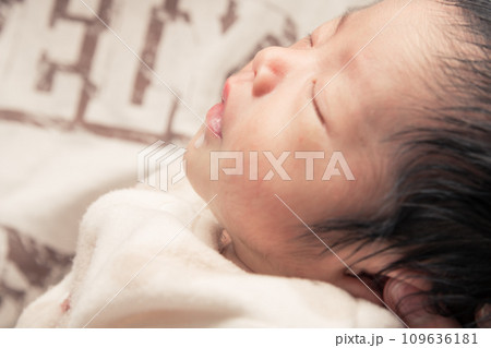【新生児の赤ちゃん 授乳後のげっぷを出す】 【新生児の赤ちゃん 授乳後のげっぷを出す】 109636181