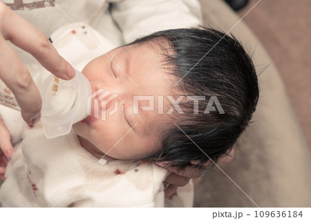 【新生児の赤ちゃん　哺乳瓶で授乳】 109636184
