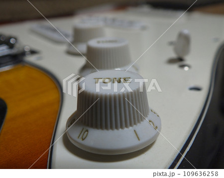 エレキギターのトーンコントロールノブ 109636258
