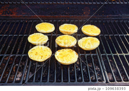 In order to prepare delicious hamburger buns, buns are roasted grilled until they are tender juicy In order to prepare delicious hamburger buns, buns are roasted grilled until they are tender juicy 109638393