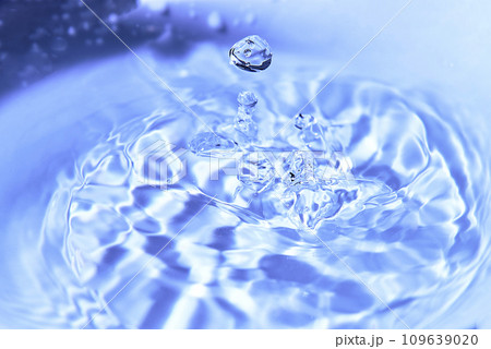 029.One or more drops of water splashing into waves and undefined shapes. Wallpaper 109639020