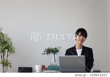 デスクワークするビジネスウーマン_カメラ目線1 109641655
