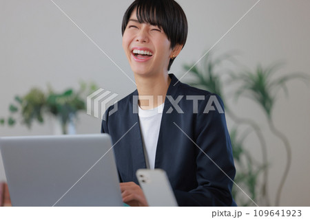 朗らかなデスクワークしているビジネスウーマン1 朗らかなデスクワークしているビジネスウーマン1 109641923
