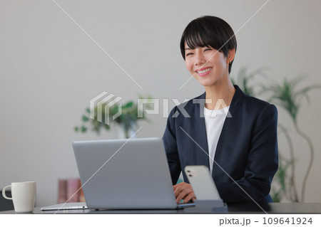 にこやかにデスクワークするビジネスウーマン1 にこやかにデスクワークするビジネスウーマン1 109641924