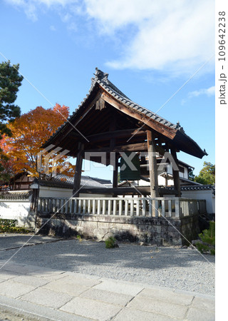秋の妙心寺　鐘楼　京都市右京区花園 109642238