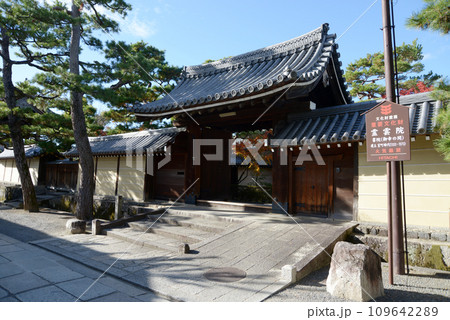 秋の妙心寺　霊雲院山門　京都市右京区花園 109642289