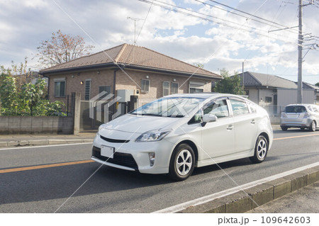 セダン車　道路走行 109642603