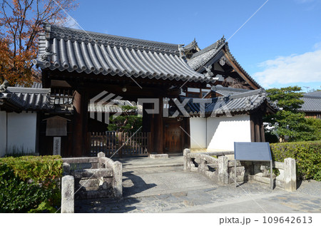 秋の妙心寺 春光院山門 京都市右京区花園 秋の妙心寺 春光院山門 京都市右京区花園 109642613