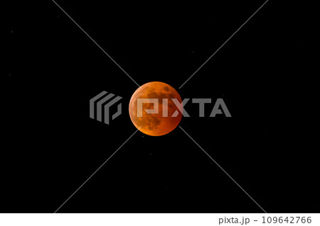 【皆既月食】月食中の満月 109642766